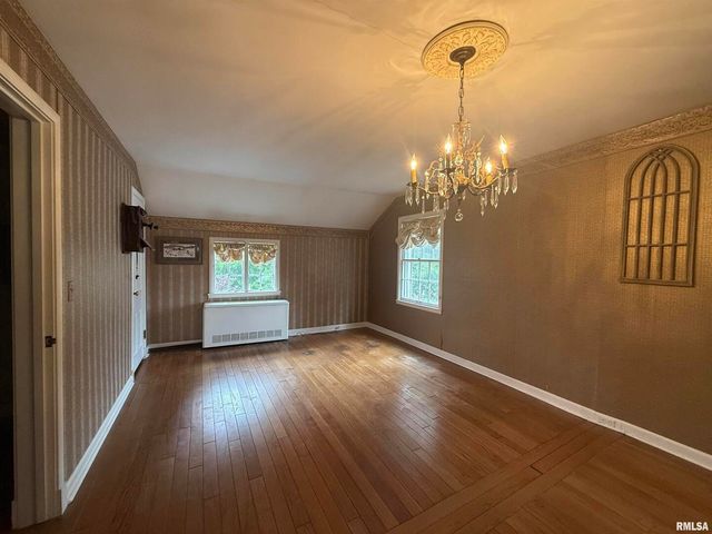 215 3RD Street, Carmi, IL 62821