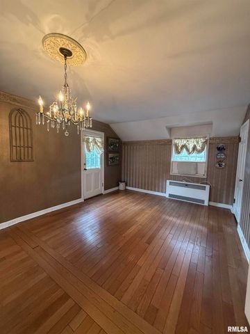 215 3RD Street, Carmi, IL 62821