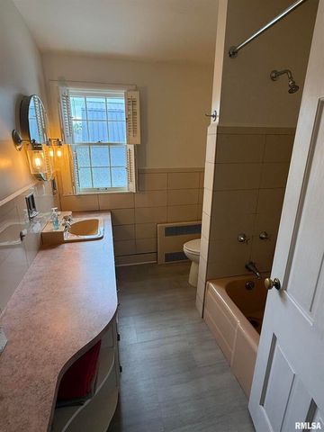 215 3RD Street, Carmi, IL 62821