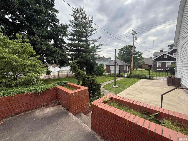 215 3RD Street, Carmi, IL 62821