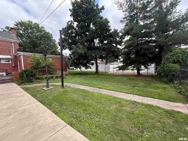 215 3RD Street, Carmi, IL 62821