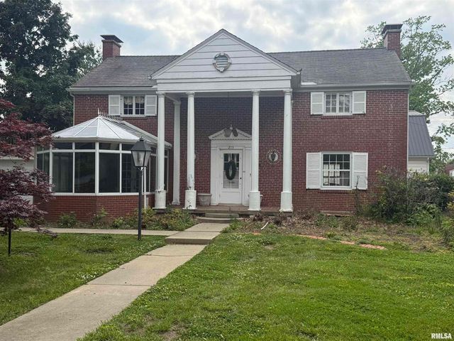 215 3RD Street, Carmi, IL 62821