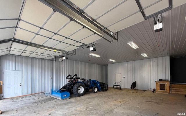 215 3RD Street, Carmi, IL 62821