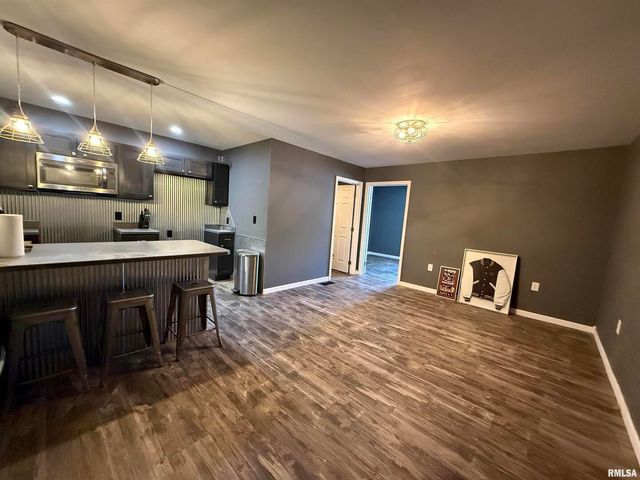 215 3RD Street, Carmi, IL 62821