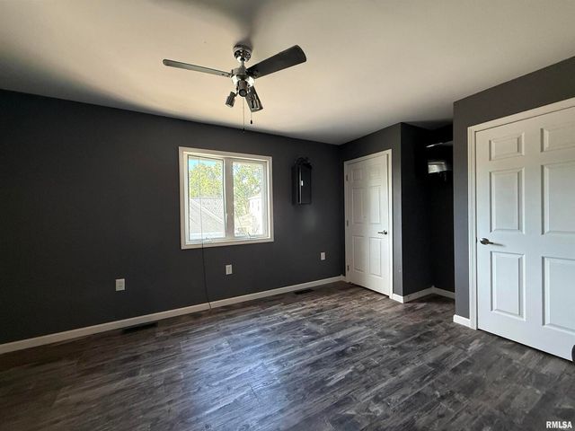 215 3RD Street, Carmi, IL 62821