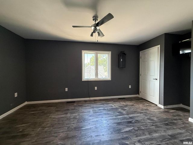 215 3RD Street, Carmi, IL 62821