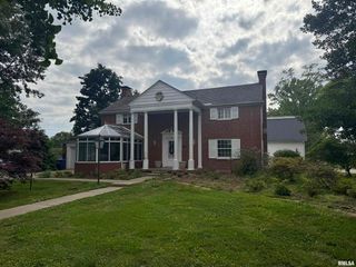 215 3RD Street, Carmi, IL 62821