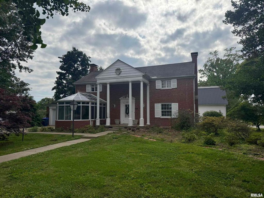 215 3RD Street, Carmi, IL 62821