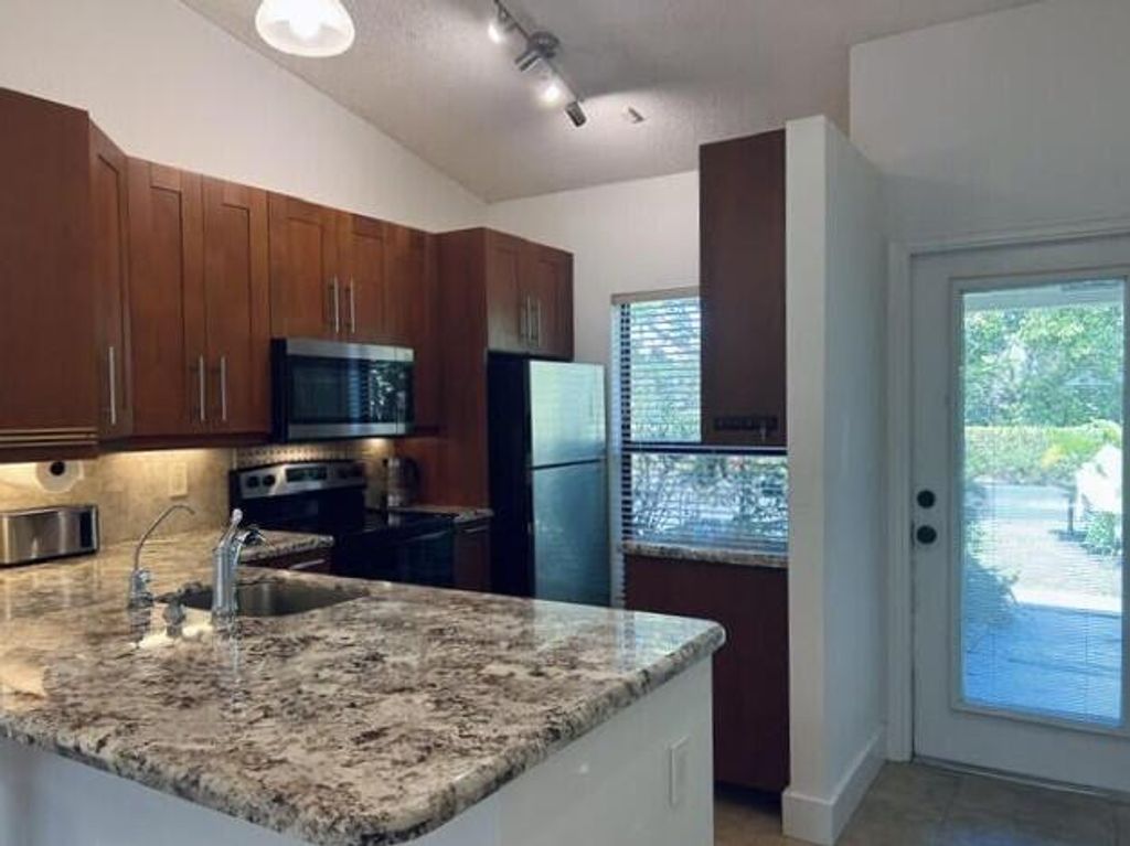 3054 S Oakland Forest Drive 2206, Oakland Park, FL 33309
