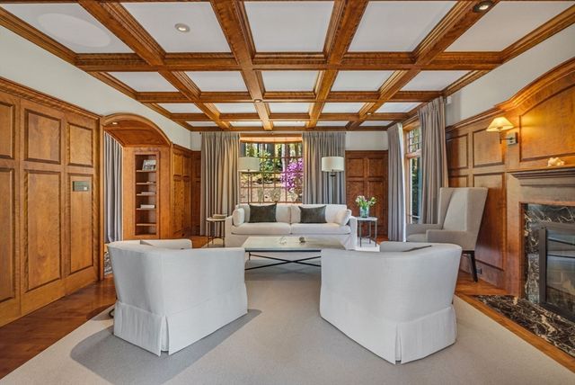 1 Graystone Ln, Weston, MA 02493
