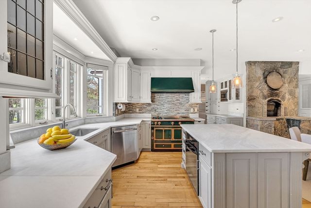 1 Graystone Ln, Weston, MA 02493