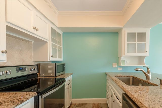 208 Waters Edge, Huntsville, TX 77340