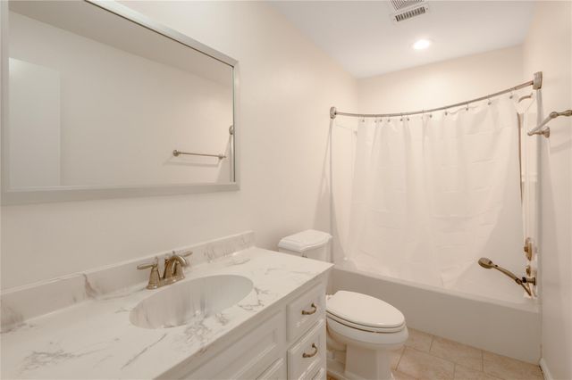 208 Waters Edge, Huntsville, TX 77340