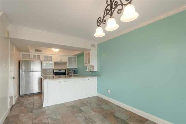 208 Waters Edge, Huntsville, TX 77340