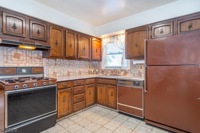 823 Alps Rd, Wayne Twp., NJ 07470