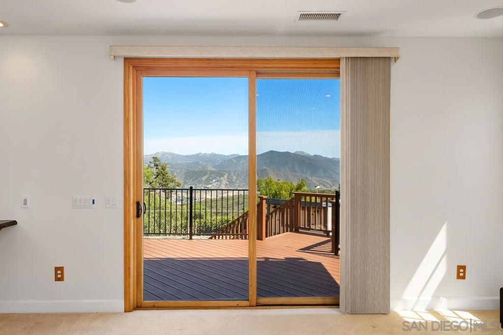 Image 10 of property listing at 1922 SUNCREST BLVD, El Cajon, CA 92021