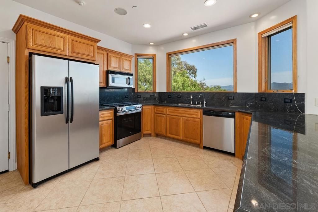 Image 14 of property listing at 1922 SUNCREST BLVD, El Cajon, CA 92021
