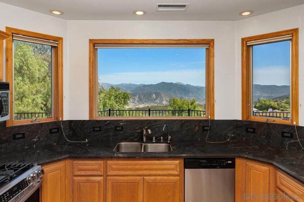 Image 15 of property listing at 1922 SUNCREST BLVD, El Cajon, CA 92021