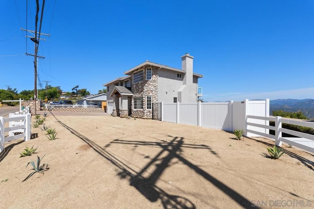 Image 4 of property listing at 1922 SUNCREST BLVD, El Cajon, CA 92021