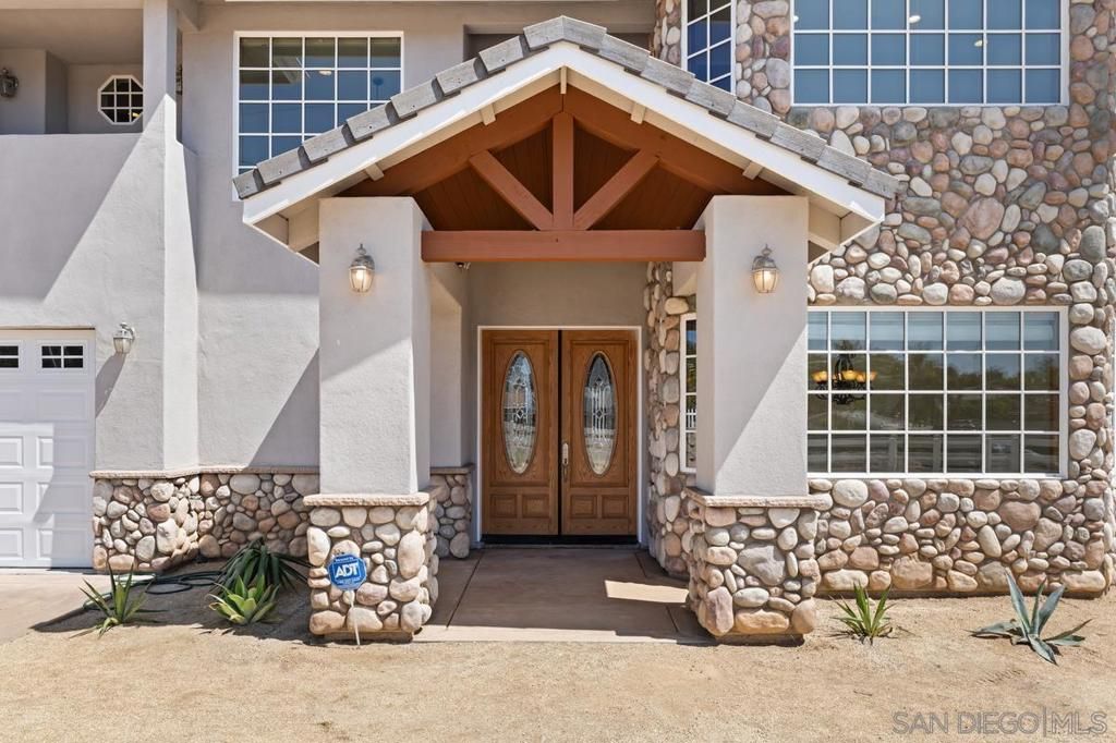 Image 5 of property listing at 1922 SUNCREST BLVD, El Cajon, CA 92021