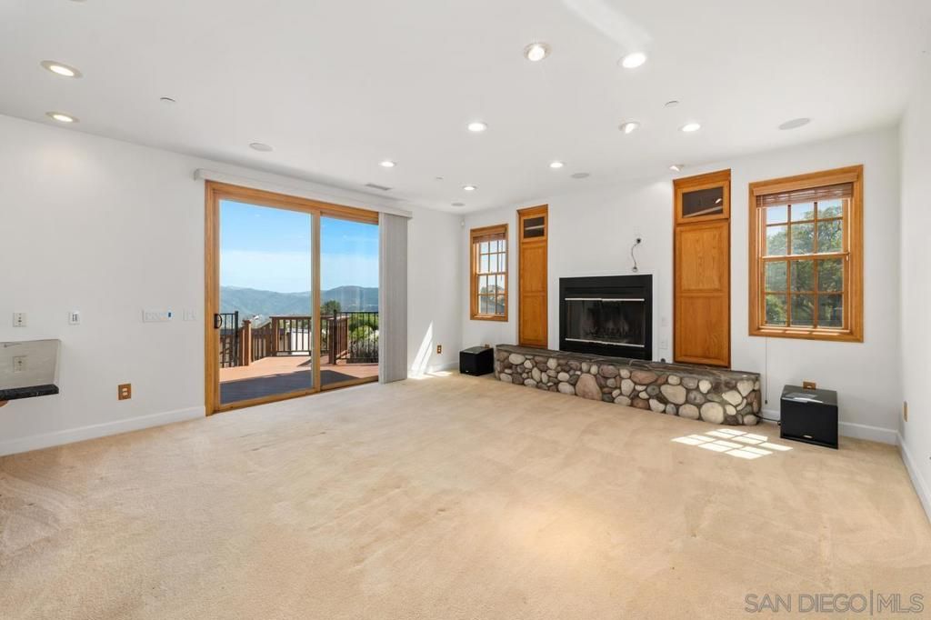 Image 7 of property listing at 1922 SUNCREST BLVD, El Cajon, CA 92021