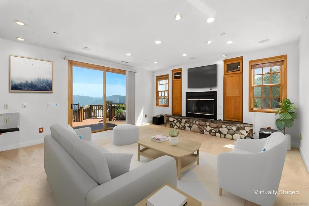 Image 8 of property listing at 1922 SUNCREST BLVD, El Cajon, CA 92021