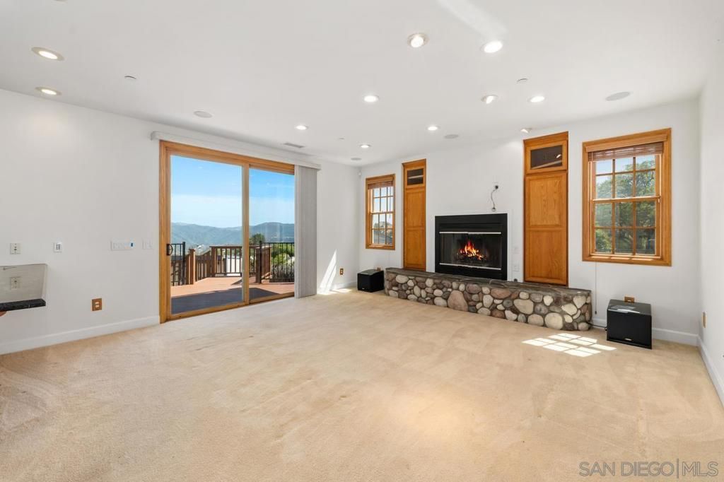 Image 9 of property listing at 1922 SUNCREST BLVD, El Cajon, CA 92021