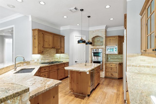 2042 Darby Lane, Fresno, TX 77545