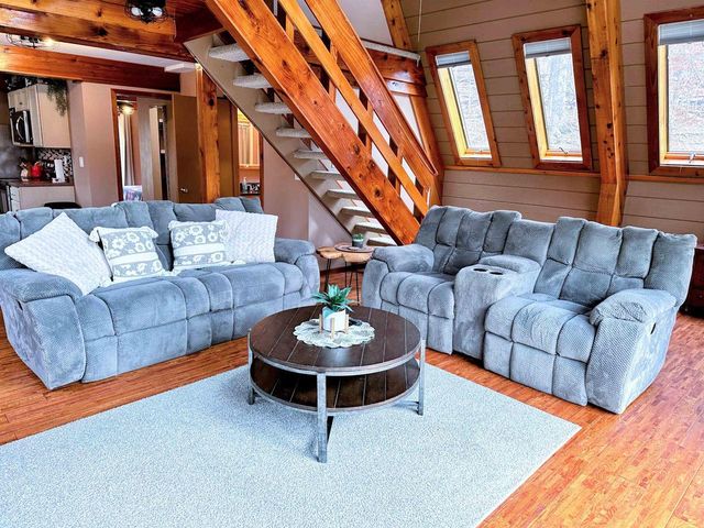 1002 Tangelwood Drive, Mcgregor, IA 52157