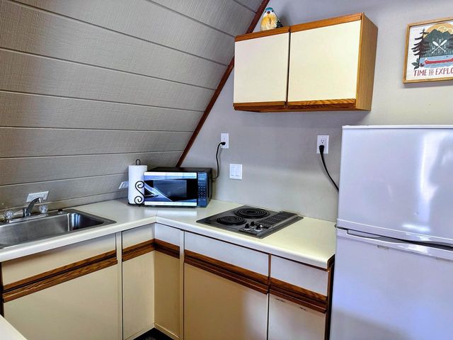 1002 Tangelwood Drive, Mcgregor, IA 52157