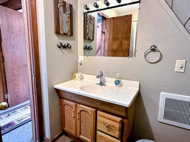 1002 Tangelwood Drive, Mcgregor, IA 52157