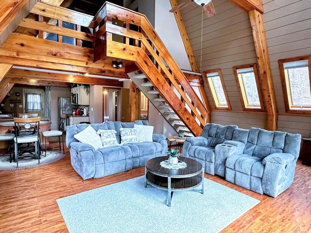 1002 Tangelwood Drive, Mcgregor, IA 52157