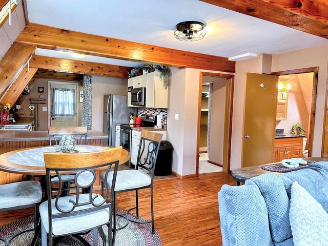 1002 Tangelwood Drive, Mcgregor, IA 52157