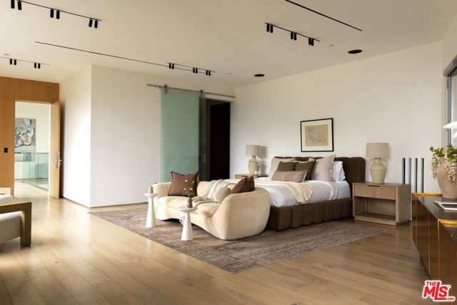 1700 Queens Court, West Hollywood, CA 90069
