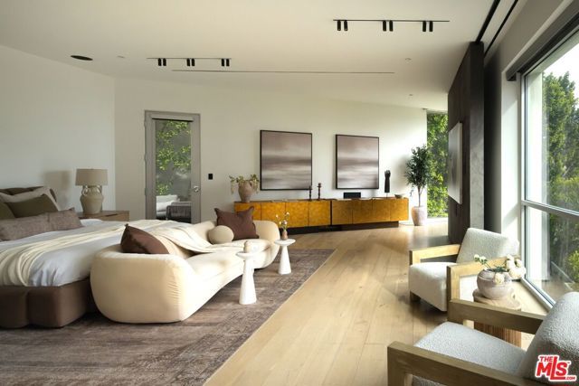 1700 Queens Court, West Hollywood, CA 90069
