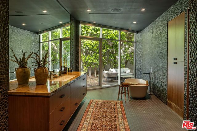 1700 Queens Court, West Hollywood, CA 90069