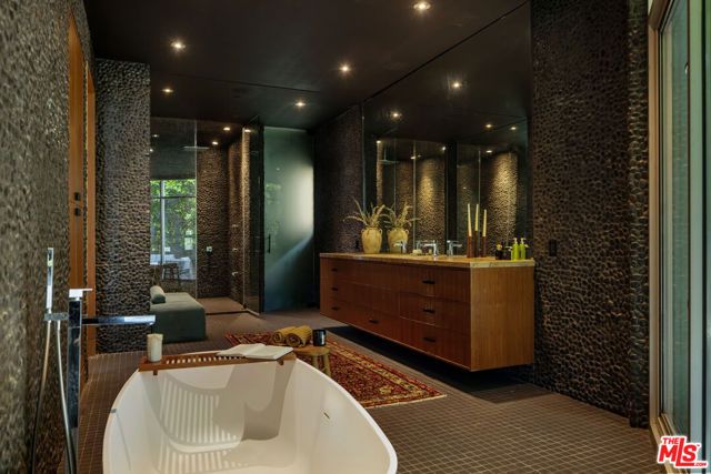 1700 Queens Court, West Hollywood, CA 90069