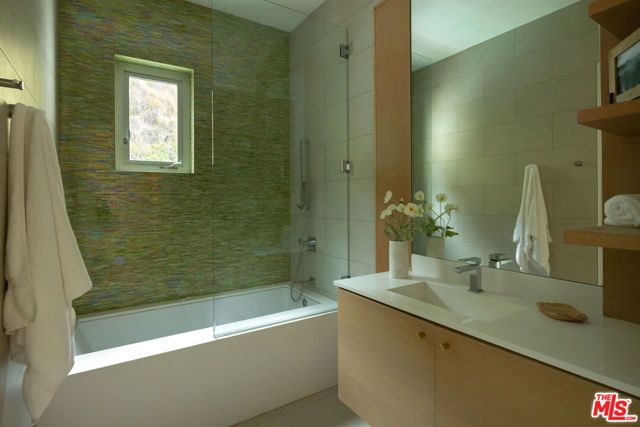 1700 Queens Court, West Hollywood, CA 90069