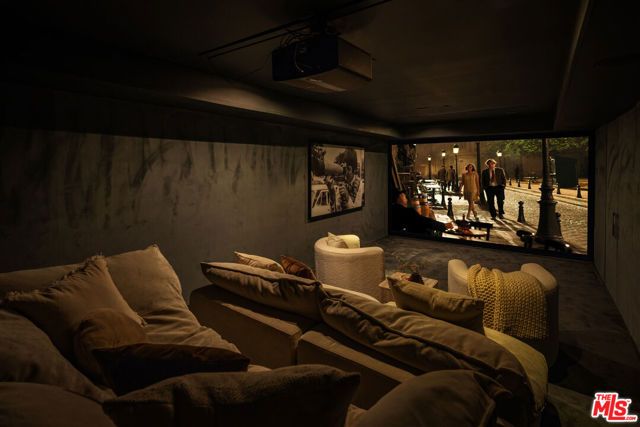 1700 Queens Court, West Hollywood, CA 90069