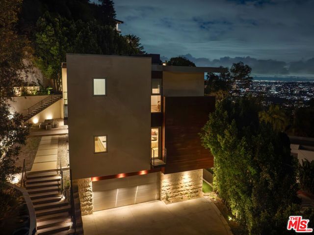1700 Queens Court, West Hollywood, CA 90069