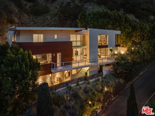 1700 Queens Court, West Hollywood, CA 90069