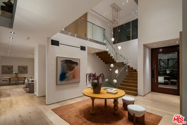 1700 Queens Court, West Hollywood, CA 90069