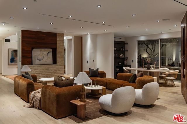 1700 Queens Court, West Hollywood, CA 90069