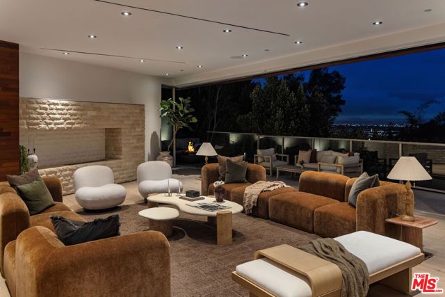 1700 Queens Court, West Hollywood, CA 90069