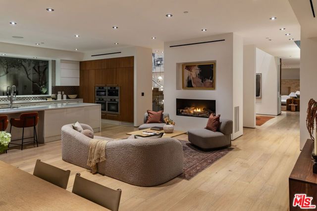 1700 Queens Court, West Hollywood, CA 90069
