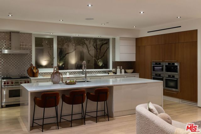 1700 Queens Court, West Hollywood, CA 90069