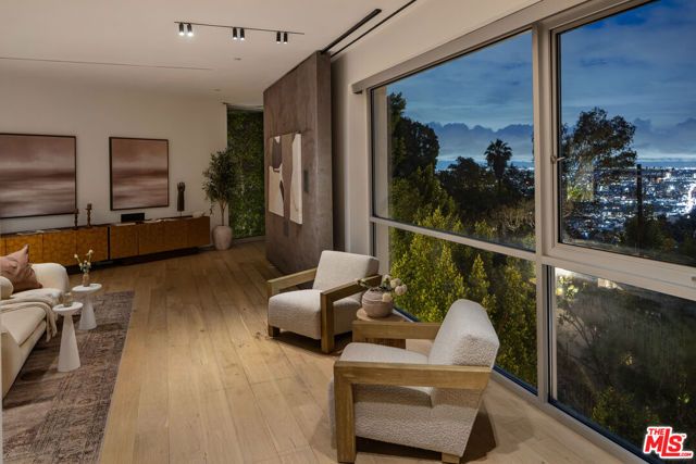 1700 Queens Court, West Hollywood, CA 90069