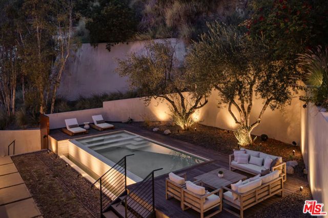 1700 Queens Court, West Hollywood, CA 90069