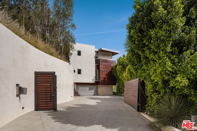 1700 Queens Court, West Hollywood, CA 90069
