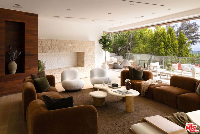 1700 Queens Court, West Hollywood, CA 90069